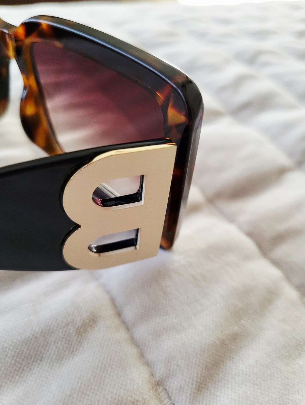 Burberry Frith Oversized Tortoiseshell & Black Square Sunglasses With B Accent - Picture 14 of 15